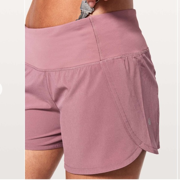 Lululemon Run Times Short II Size 4 with a 4" inseam excellent
Figue - Picture 9 of 12
